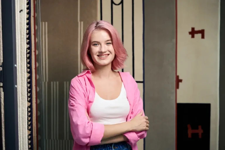 Choosing the Right Carpet: A Guide to Colors, Types, and the Best Fit for Your Home - Smiling customer chooses a carpet for her home